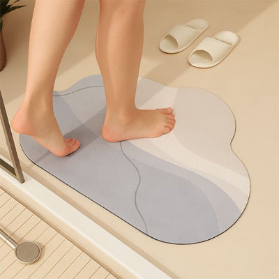 une personne sur le tapis de bain antidérapant bleu